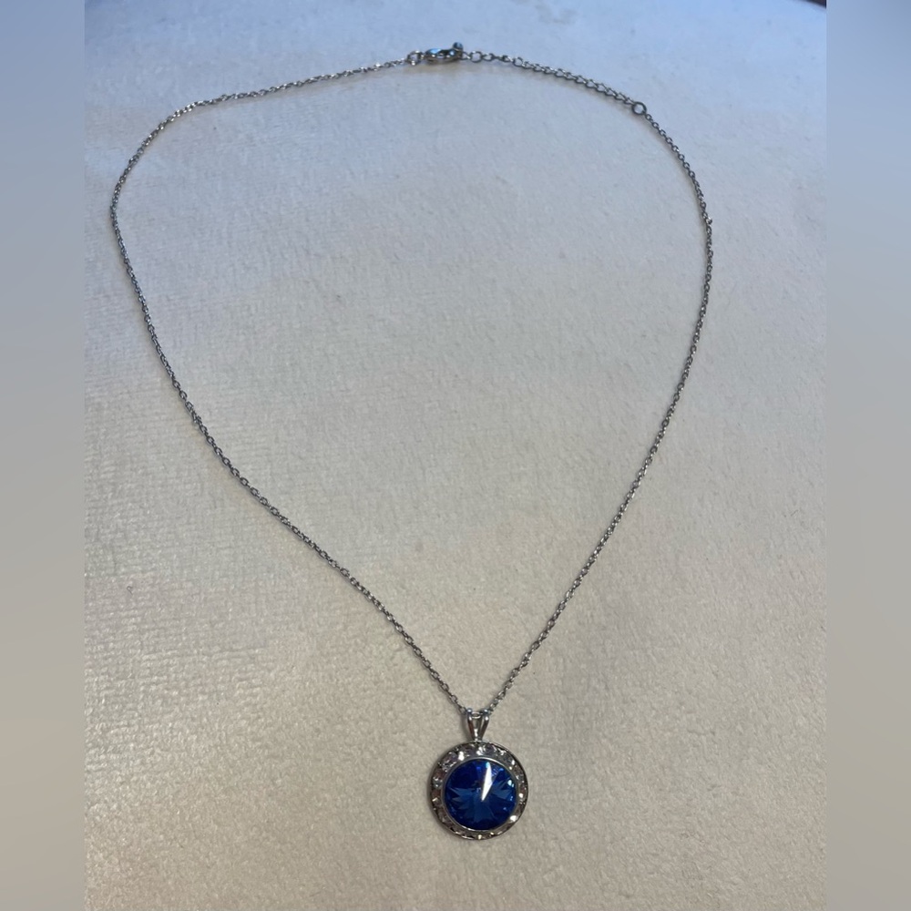 Elegant Blue Pendant Necklace